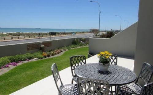 Blouberg Beachfront Accommodation Блуберґстранд Екстер'єр фото